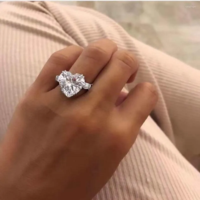 Anelli a grappolo di lusso in argento sterling 925 con taglio a cuore 4CT diamante simulato per le donne Anello di fidanzamento eterno Set regalo di gioielleria raffinata di marca