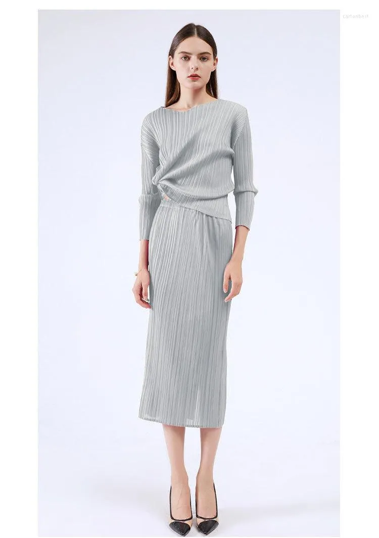 Arbetsklänningar som säljer Miyake Fold Fashion Word Three Quarter V-hal T-shirts Solid lång kjol Tvådelad kostym i lager