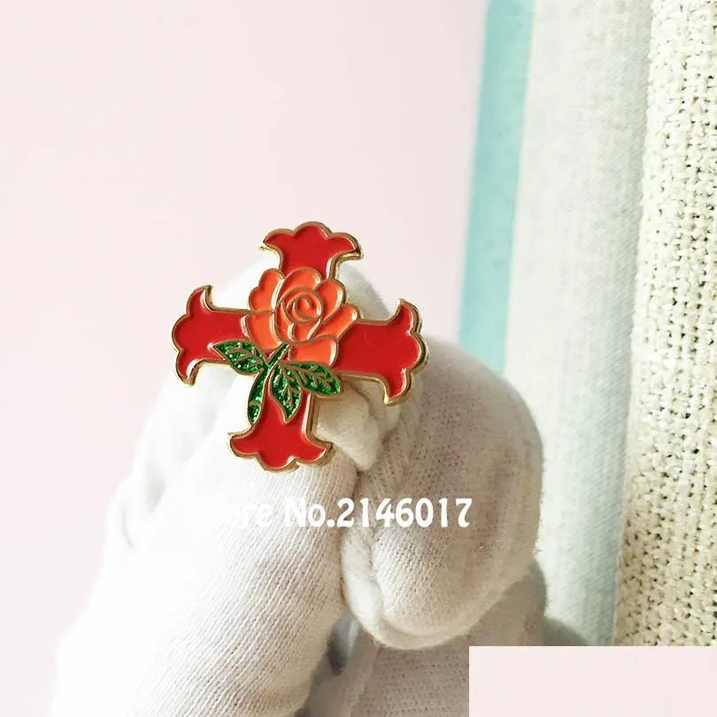 Pins spille 10pcs Croce rossa di Costantino Rose glitter Pins Spettaio Muratore Distintivo di smalto personalizzato BASSO