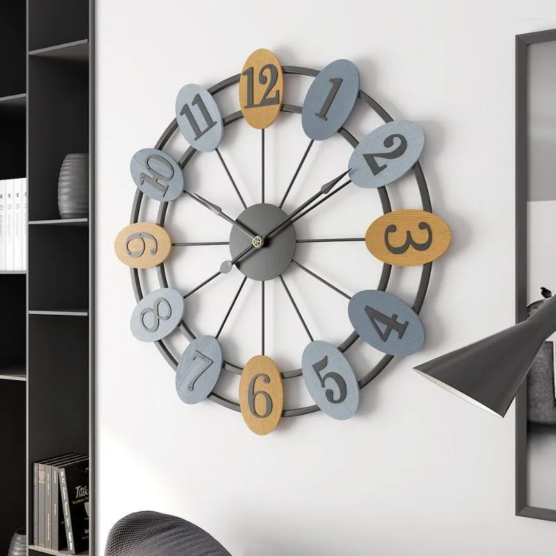 Relojes de pared Reloj de metal grande Arte minimalista Luz nórdica Sala de estar silenciosa Moda Decoración moderna para el hogar Horloge