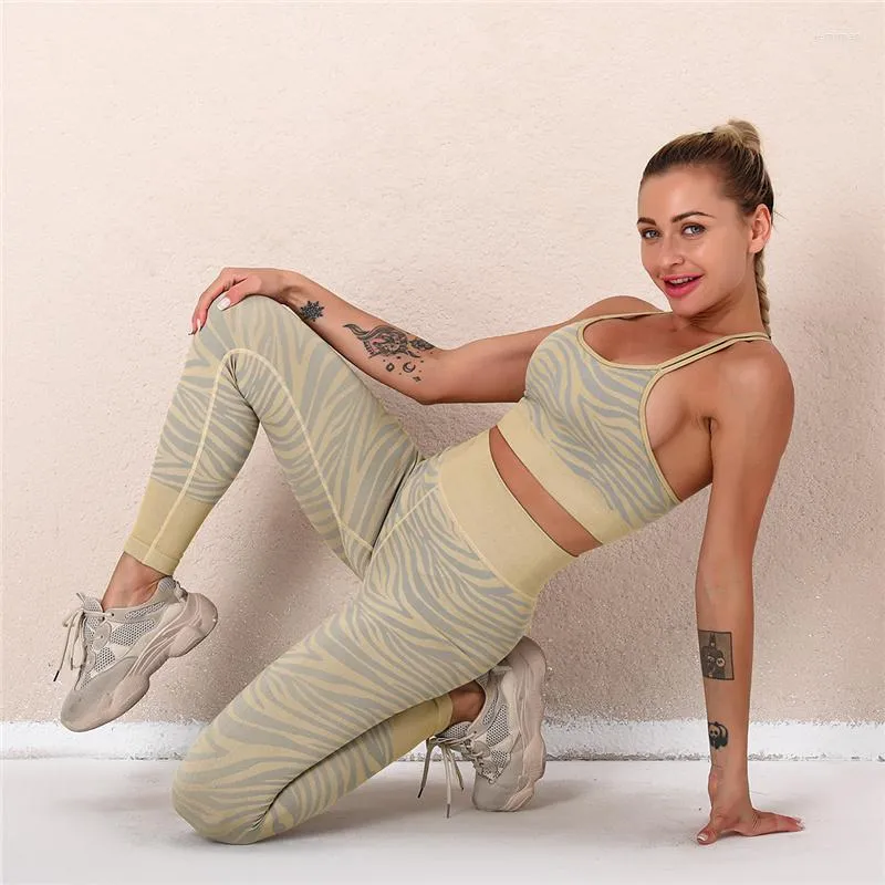 Aktywne zestawy Kobiety Stripe Bezproblemowy zestaw sportowy Uruchomienie Top Bra Leggins Trening Trainuting Yoga Gym Zużycie odzieży