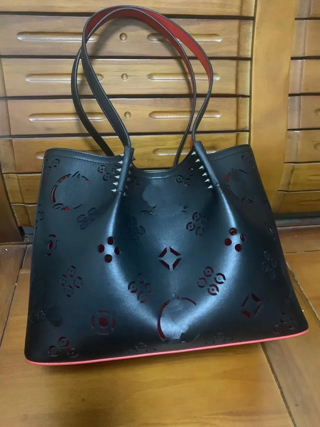 Bagne da donna Scherma vera in pelle Black White Borse Rivets Redsbottoms Words Spikes Bow Crossbody Designer Brands Borsa