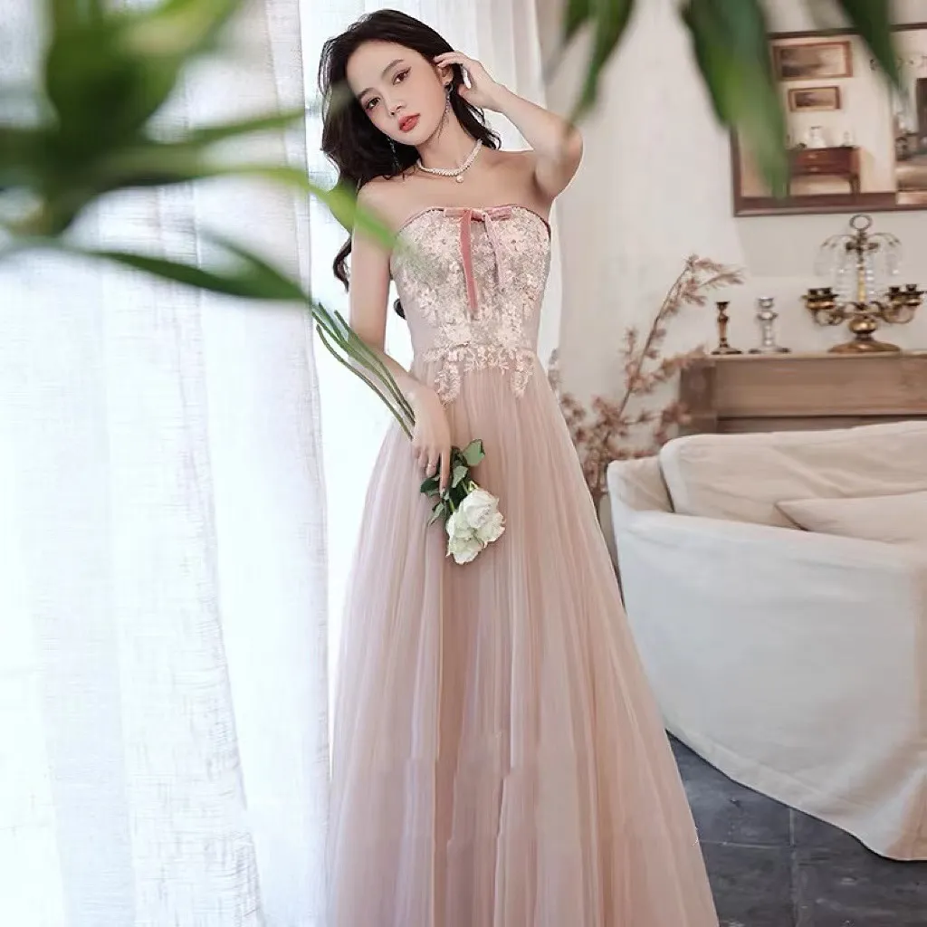 Eleganta rosa aftonklänningar Stropplös båge Applique Beading Backless spetsar upp ärmlös tyll formell kändisparty brudtärna prom klänningar 2023