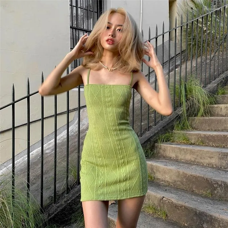Sıradan elbiseler kadın moda zarif sokak kıyafeti kayış mini elbise yaz katı yeşil örgü streç ince ofis bayan için