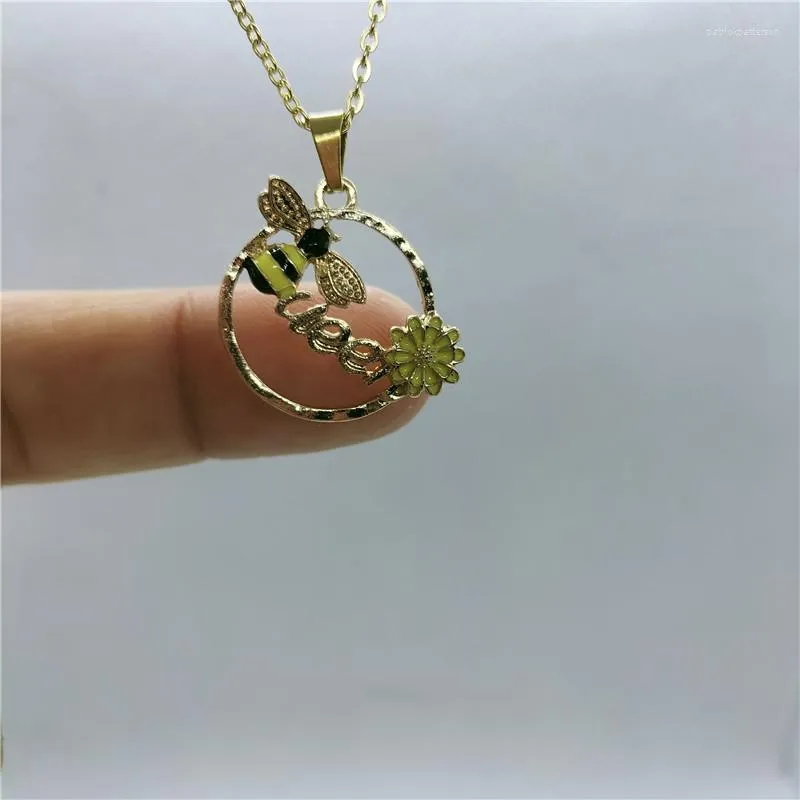 Pendentif Colliers Yungqi Tiny Bee Collier pour Femmes Fille Émail Insecte Fleur Collier Chaîne En Acier Inoxydable Bijoux Femme Collier Cadeau