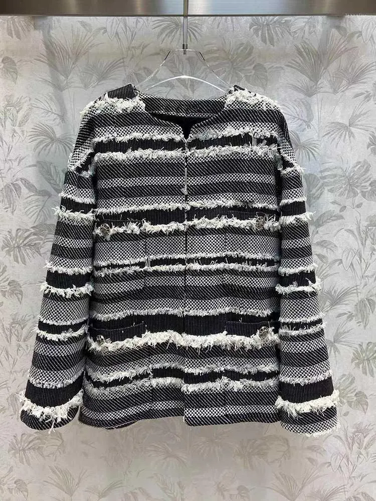 Vestes pour femmes rétro à la main pompon rayures veste tricotée pour les femmes haut de gamme qualité soie doublure crochet-bouton multi-poches gris manteau dame