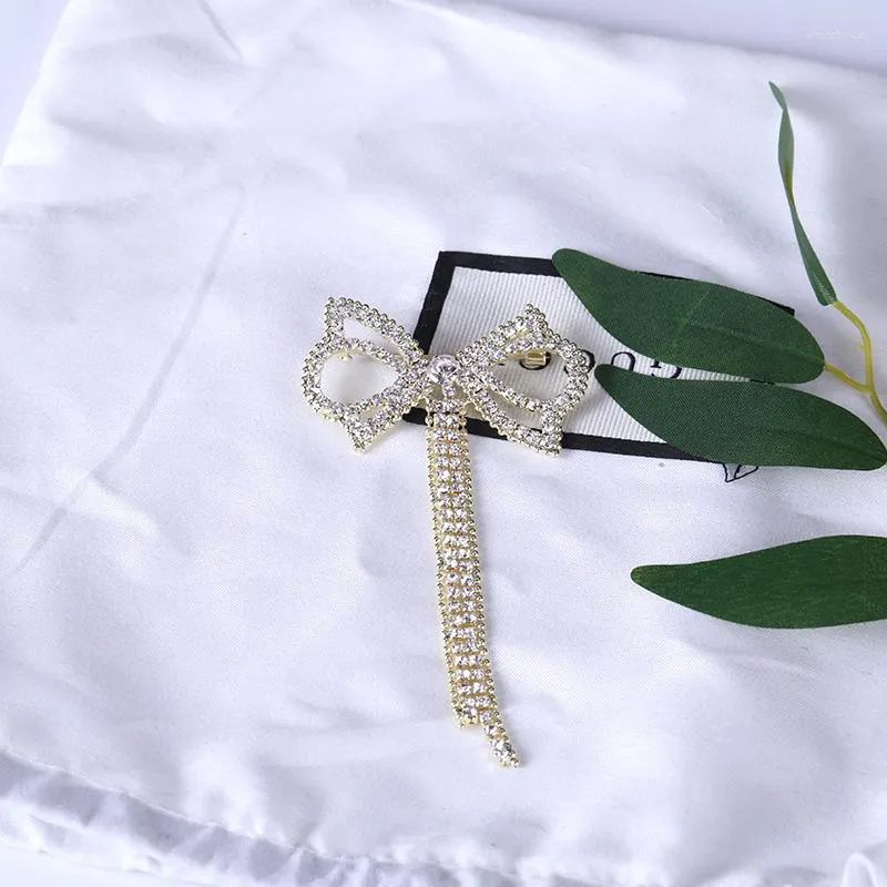 Broscher eleganta lyxiga smycken tofs brosch glänsande båg temperament kvinnor bowknot pin coat klänning tillbehör