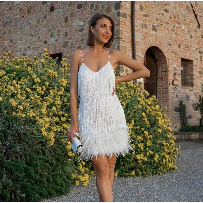 Abiti casual Abito da sera bianco da donna con piume 2023 Cuciture con paillettes con frange da donna Slim con scollo a V e spalle scoperte Invitato a un matrimonio