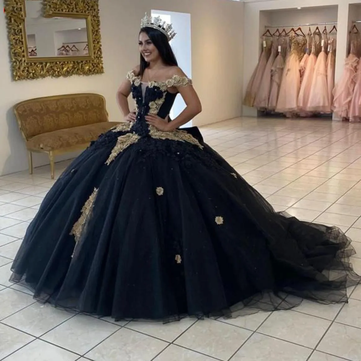 2023 baljurk Quinceanera jurken bruidsjurken zwarte tule off mouwen kanten appliques kristallen kralen handgemaakte bloemen zoet 16 jurk sweep trein korset rug