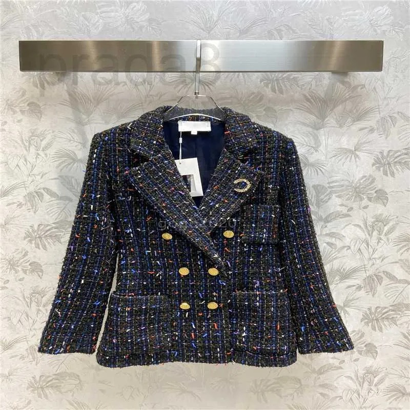 Kvinnors jackor designer kvinnor flickor vintage tweed designer blazer peacoat skräddarsydd jacka kappa 2022 milan bana varumärke lyxklänning bokstav brosch topps kostym v27v