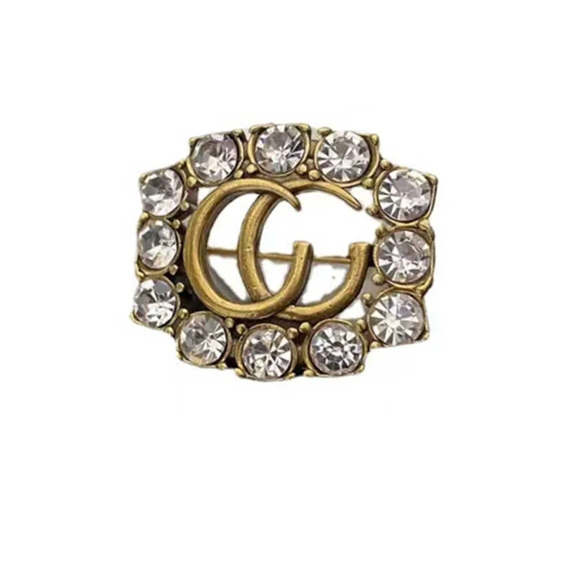 2023 Novas jóias de moda de alta qualidade de luxo para novo estilo Brass Incluste Diamond Classic Broche Letters Double Letters