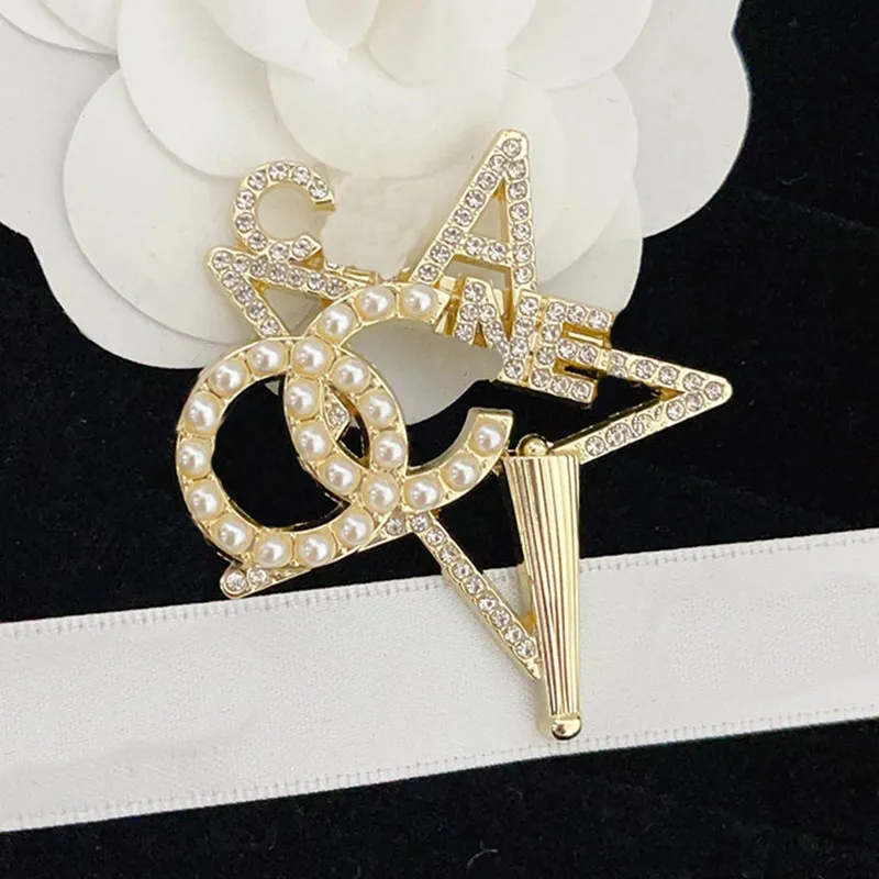 ブランド女性ラブロゴブローチデザイナーパールブローチロマンチックな女性弓ピンブローチ18K金色の絶妙なデザインスプリングジュエリーギフトウェディングパーティー