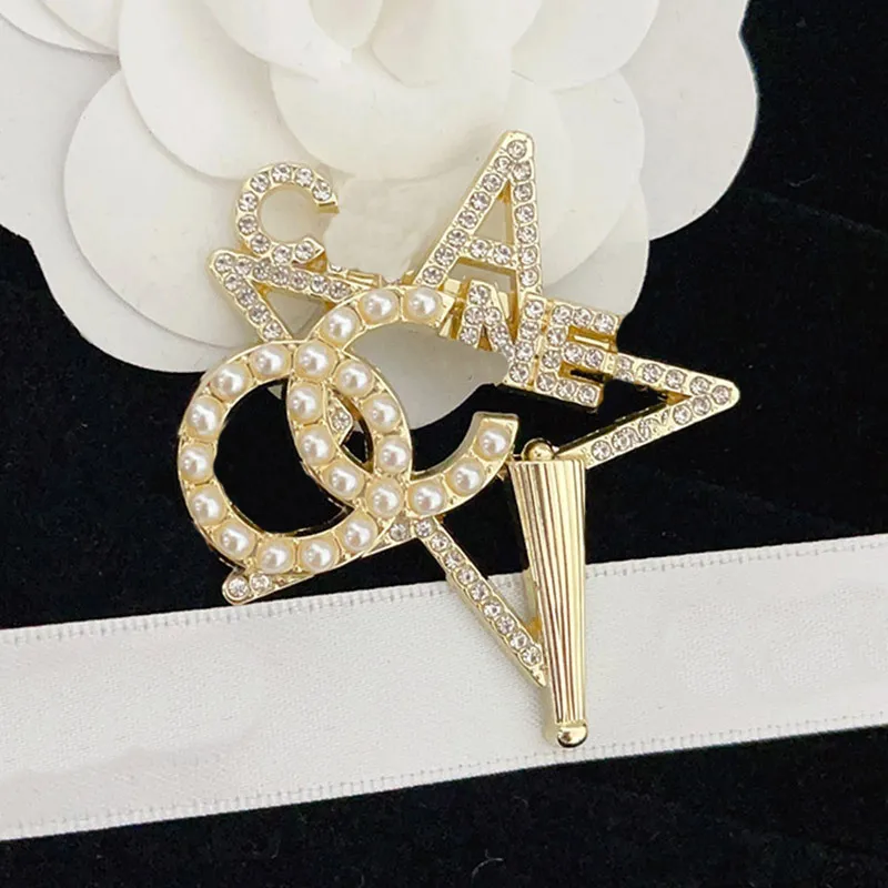 Marka Kobiety Love Logo BroOch Designer Pearl Brooch Romantyczne kobiece szpilki łuk broszka 18K pozłacane Znakomite projekt wiosenny biżuteria