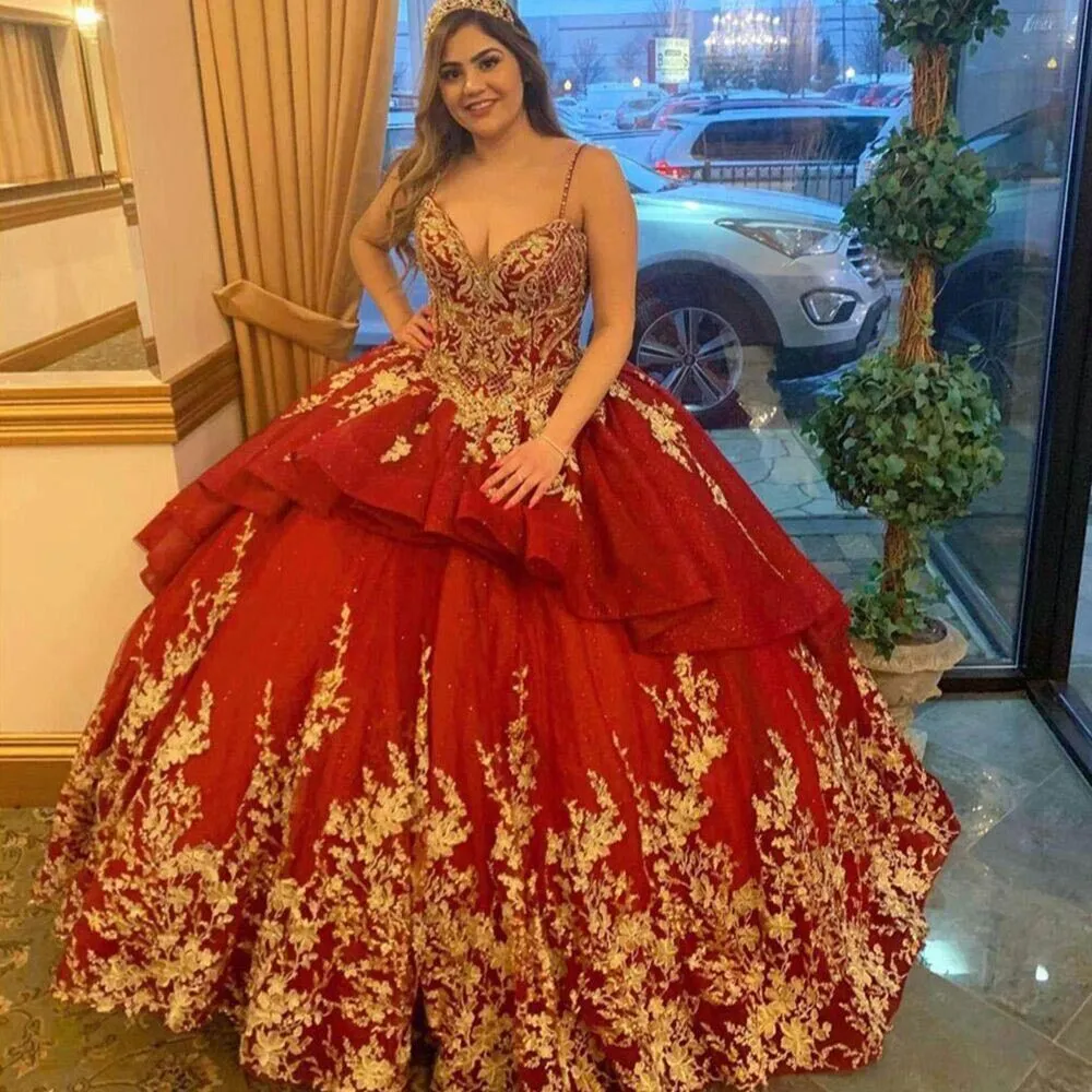 Lüks kırmızı quinceanera elbiseler altın aplikeler seksi spagetti kayışları balo elbisesi 2023 dantel 15 tatlı 15 zarif robe de bal 16 doğum günü töreni elbise