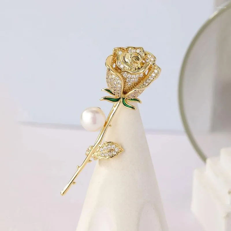 Spille Romantico Colore oro Fiore rosa Vestito Spilla Pin Cubic Zirconia Micro pavimentato Creative Lady Sciarpa Fibbia Matrimonio Corpetto nuziale