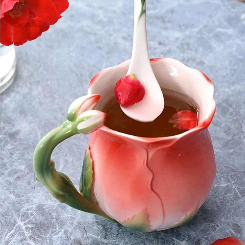 Tassen Untertassen Löffel Geschenk! 3D Rose Blume Keramik Kaffeetasse Kreative Europäischen Stil Emaille Teetassen Pastoralen 4 Farben Frühstück Milch