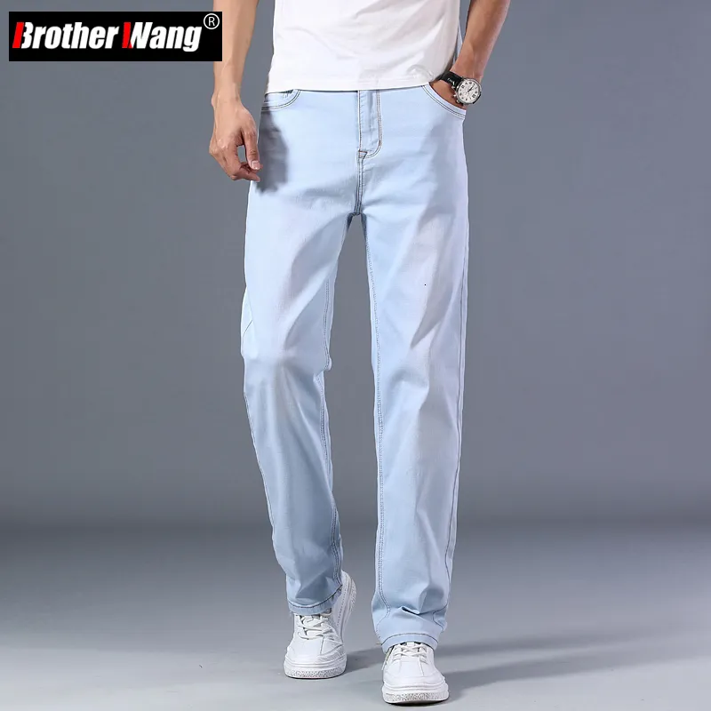 Jeans para hombres talla grande 40 42 44 Jeans azul claro para hombres Pantalones de mezclilla de la marca delgada delgada del estiramiento delgado y el verano.