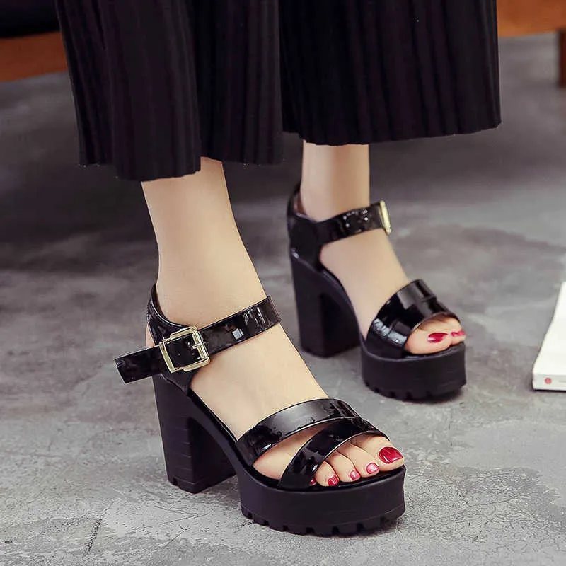 Sandaler mode nya skor kvinnor klänningar för 2021 kil sommar pu sandaler klackade skor kvinnliga damer vit svart storlek 35 36 37 38 39 z0306