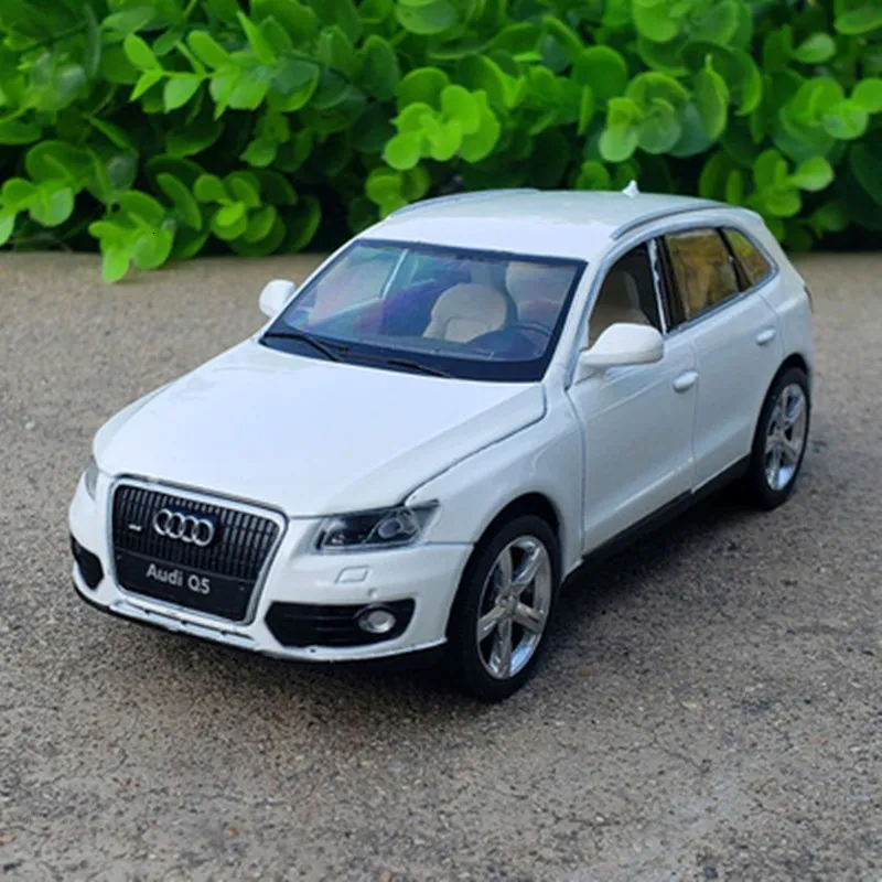 Diecast Model 1 32 Audi Q5 SUV Alloy Car Model Diecasts Toy Vehicle Metal Car Model Collection Sound and Light High Simulation Kids Toy Gift 230308