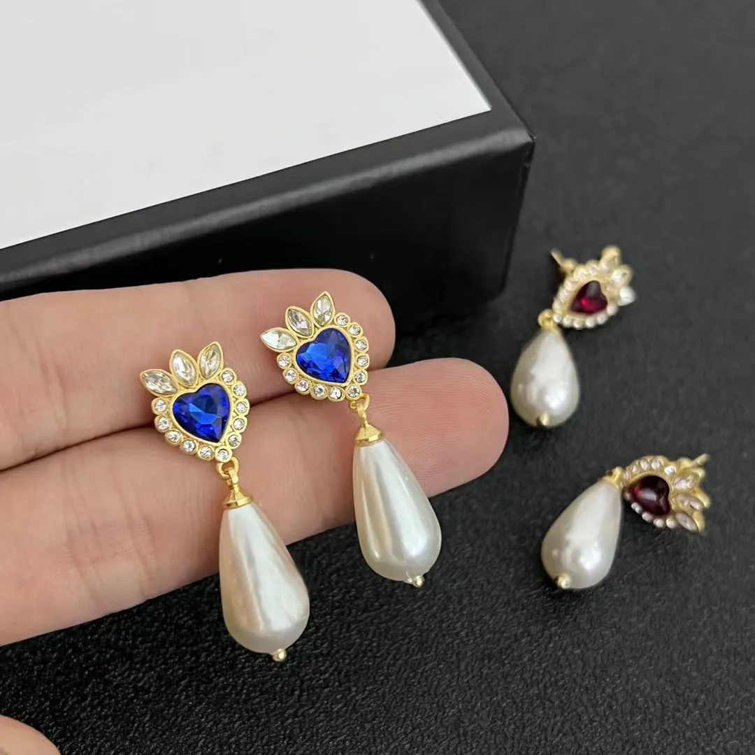 Charm Rhinestone Taş Çilek şekli, Su Damlası İnci Kolye Moda Marka Küpe. Yüksek kaliteli kişiselleştirilmiş tasarımcı takılar