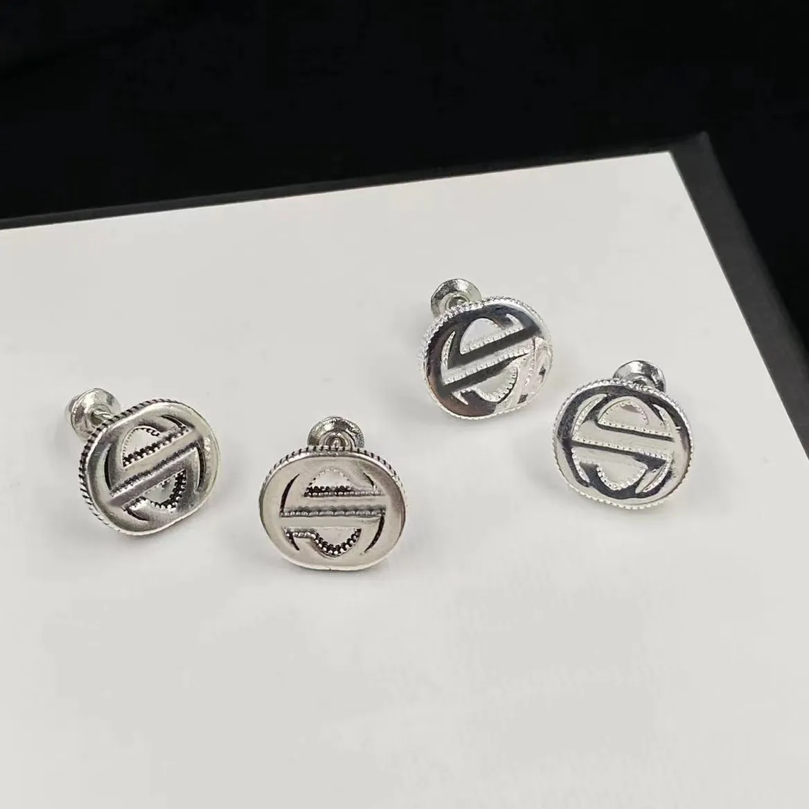 2023 Boucles d'oreilles simples européennes et américaines, créateur de boucles d'oreilles de luxe avec logo en argent explosif pour femmes. Aiguilles en argent 925. La fête de mariage favorise les bijoux de créateurs