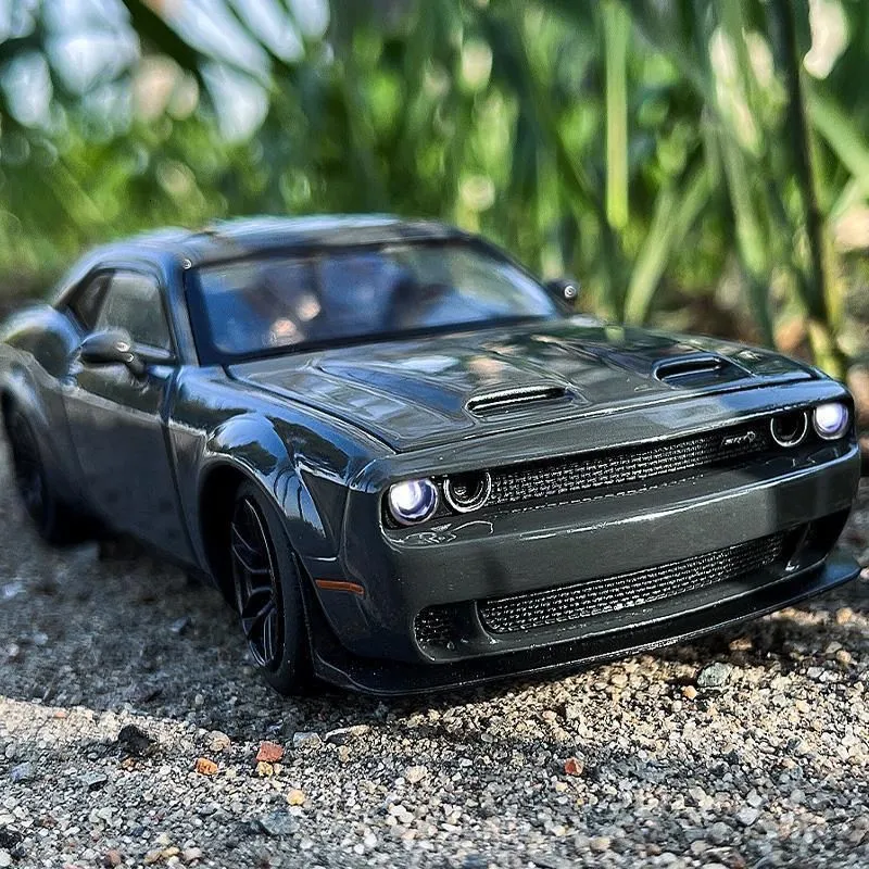 Diecast Model 1 32 Dodge Challenger SRT Alloy Sports Car Model Diecast Toy Metal Muscle Car Model Simulation Sound and Light Childrens Gifts 230308