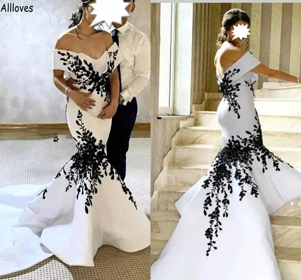 Abiti da sposa a sirena bianchi e neri per le donne Sexy al largo della spalla Abiti da sposa vintage con applicazioni di pizzo Coda di pesce Lunga tromba Vestidos De Novia Plus Size CL1958