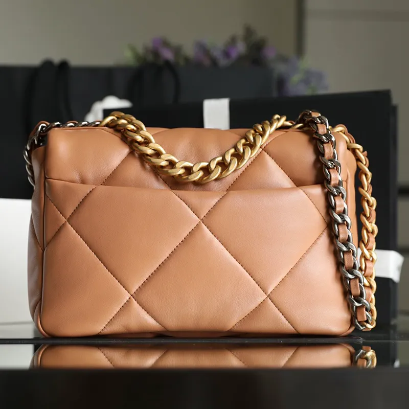 Sophisticated Women s Designer Chain Bag Gleaming 26cm Lambskin Leather Cross Body Luxury Handbag C014
