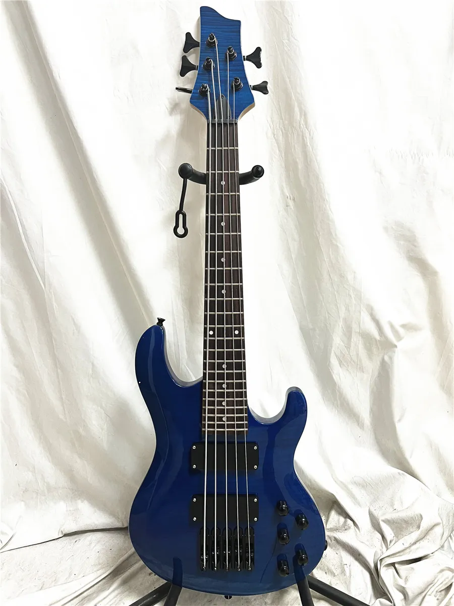 Benutzerdefinierte Mini-Reise tragbare 5-saitige E-Bass-Gitarre mit blauem Flammen-Ahorn-Top-Korpus, aktivem Tonabnehmer und schwarzer Hardware