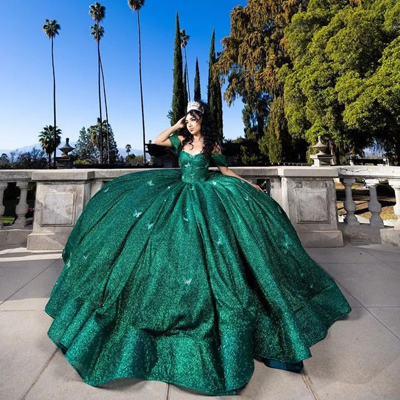 Emerald Green Quinceanera Dress Pissined Ruffled bollklänning glittrande Söt 16 år med Bow Princess Dresses i 15 år Vestidos