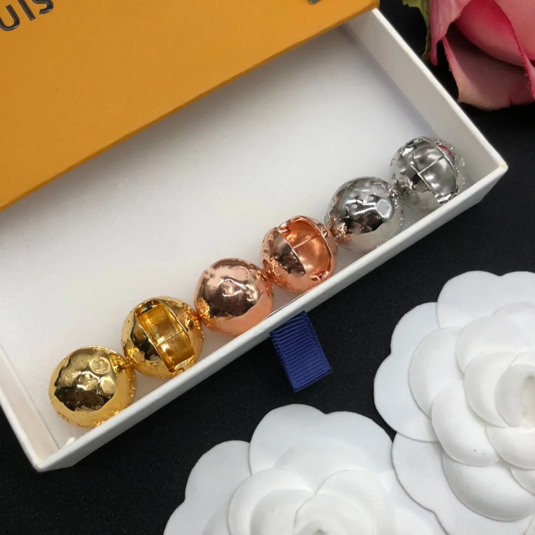 Luxurys Designers Küpe Cazibe Kadınlar Studs Parti Mücevherleri 18k Altın Kaplama Top V Mektubu Oyma Küpe Tatil Hediyeleri