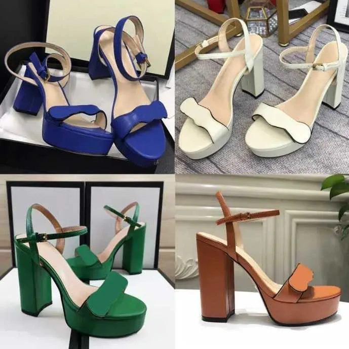 Femmes Luxurys Designers Sandals Heels Chaussures ouvertes Open Patent Cuir Patent Sexy Forme Forme Elegant Temperament Office Chaussures 34-42 avec boîte NO261