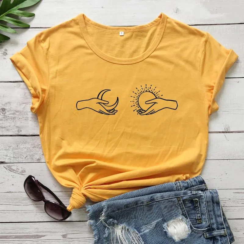 Женские футболки Sun And Moon Hand Graphic Simple Cotton Casual Hipster Shirt Young Gift Vintage Myth Story Tees Creation Grunge Tops R127