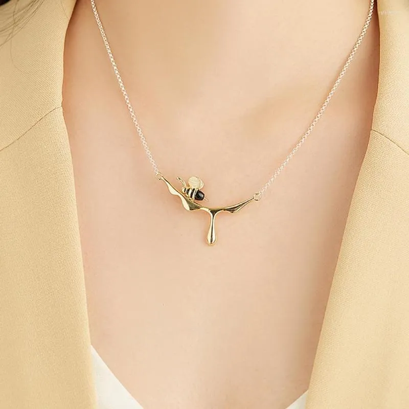 Chains Unique Creative Design Cute Little Bee And Dripping Pendant Necklace Elegant Fashion Gift For Girlfriends Lovers On Birthday