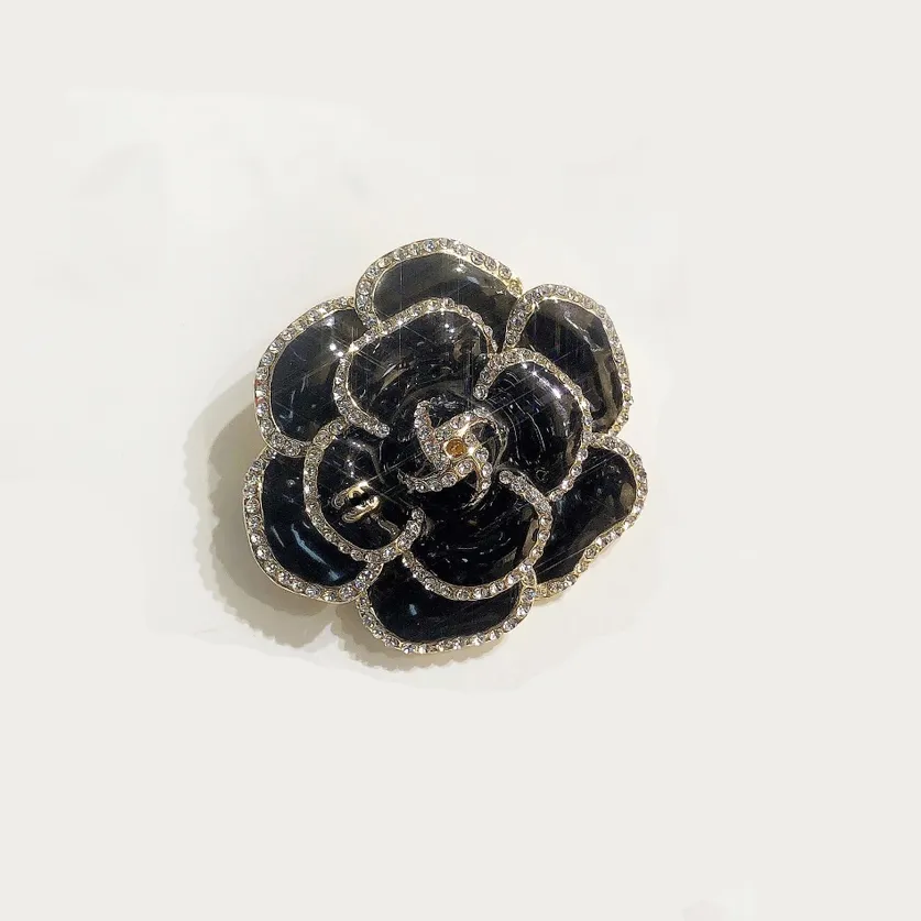 Guldpläterade stift varumärkesdesigners svart kamelia blomma tryck cirkel mode kvinnor rostfritt stål broscher bröllop fest smycken gåva