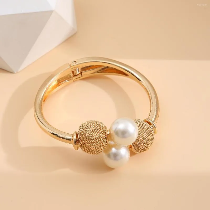 Bangle Europeaan overdrijf gouden kleurlegering manchet armbanden charme imitatie parels armbanden voor vrouwen