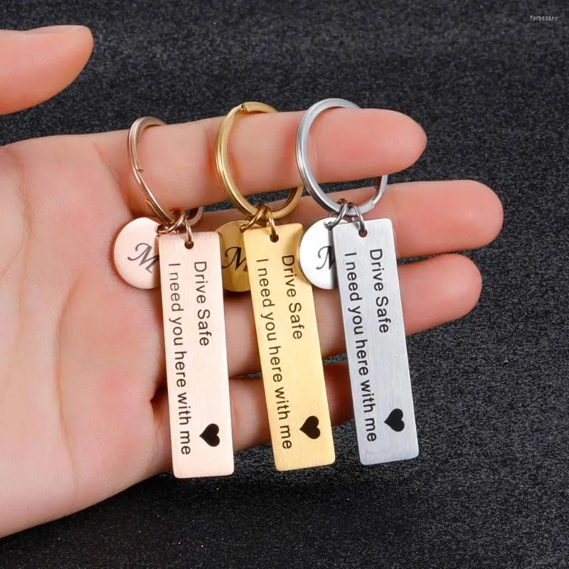 Nyckelringar Drive Safe KeyChain A-Z 26 Initialer Bokstäver Män kvinnor pojkvän Key Chain Birthday Chritmas Father's Day Gifts Drop