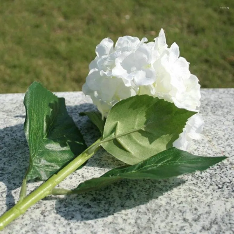 Dekorative Blumen bis hin zu hochwertigen weißen künstlichen Hortensien-Blumensträußen, Familienfeier, Hochzeitsdekoration, erhältlich in einer Vielzahl von Farben