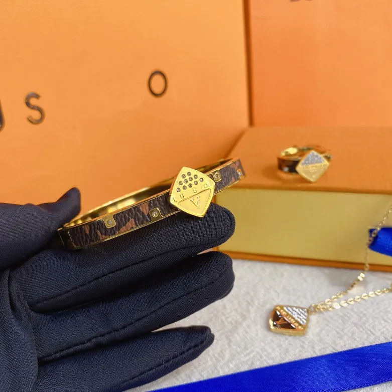 Collane designer Set di orecchini set di marca logo oro diamante bracciale designer anello di gioielli monogramma amore braccialetto ragazza romantica anello di ragazza multi-size europea stile celtico europeo