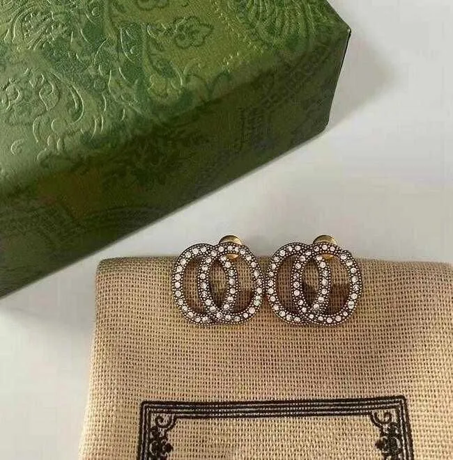 Brincos de designer feminino da moda pregos de letra dupla de 18k Brincos de pérolas em forma de coração de ouro 18k para joias de cão de casamentos com caixa de presente com caixa de presente com gravação