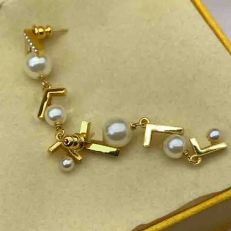 Orecchini classici di moda femminile Gioielli firmati Designer di orecchini a catena da donna F Lettere Oro con orecchini di perle Accessori di moda di strada