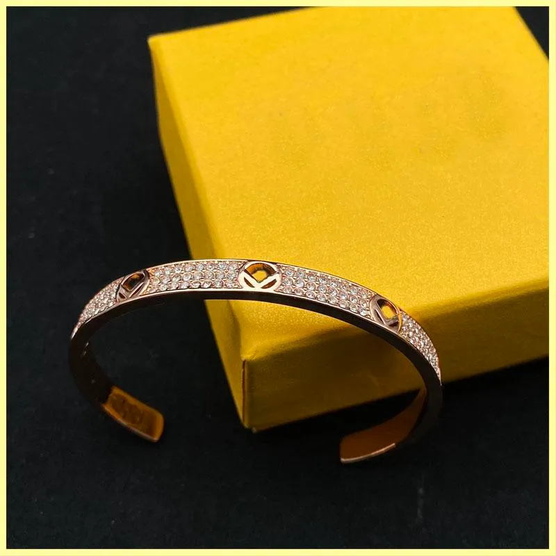 2023 mode kvinnors designer armband herr charm kedjor full diamant bokstäver f guld armband gåvor kvinnor lyxiga kärlek armband smycken