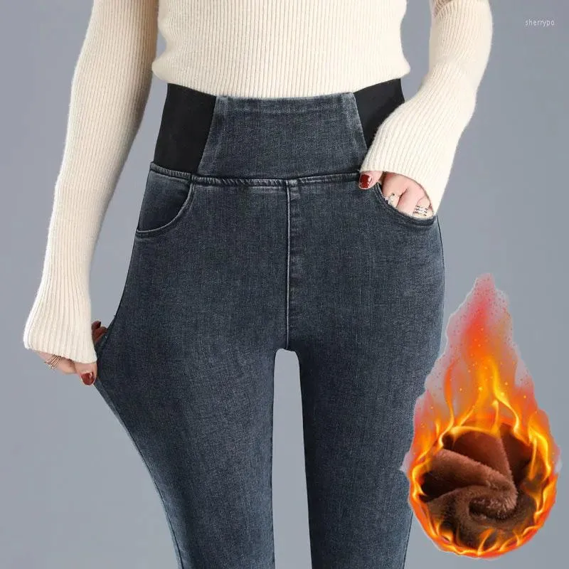 Kvinnors jeans avslappnad elastisk midja plus sammet kvinnor 2023 vinter tjocka varma smala denim leggings retro svart grå mager bomullsbyxor