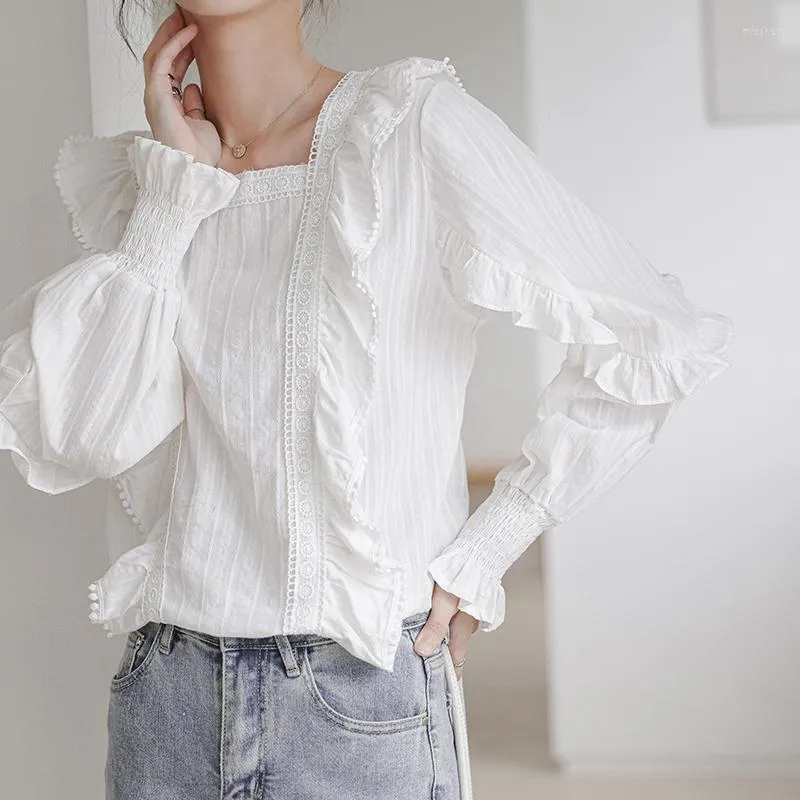 البلوزات النسائية Qoerlin Design Lace Hollow Out Dhite Terts Girly Chic Flare Sleeve Autumn Tops Blouse Rustregular Ruffles Women