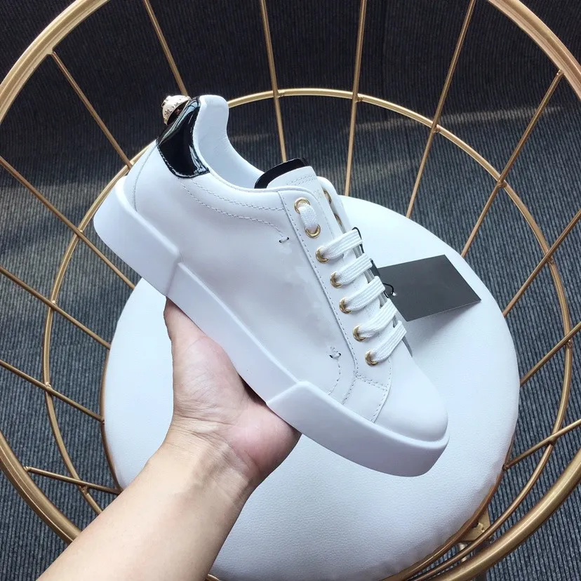 2023 Nya casualskor Kvinnor Designer Travel Leather Lace-Up Sneaker Fashion Lady Flat Running Trainers Letters Woman Shoe Platform Men Gym Sneakers