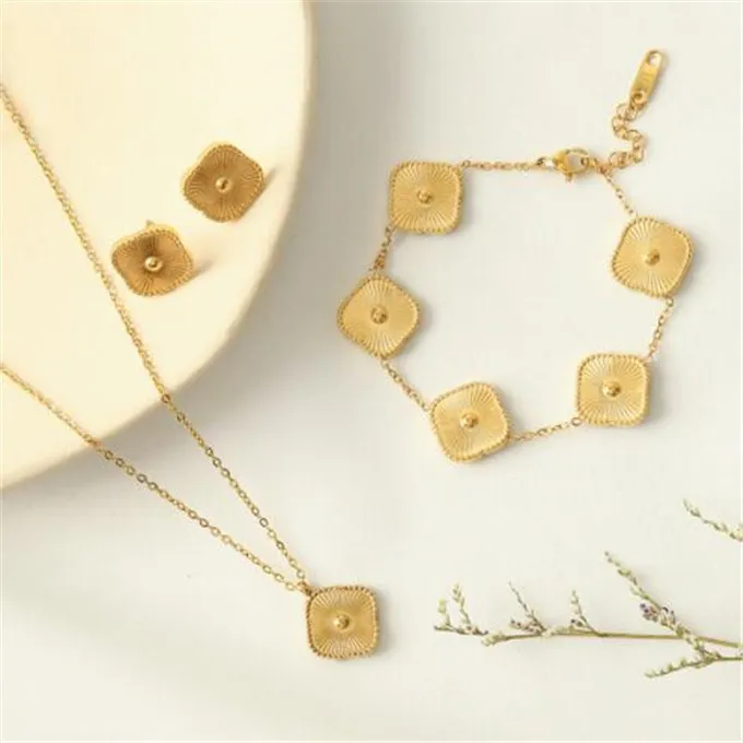 مصمم قلادة مجوهرات أنثى سوار القلادة الأقراط مجموعة 3 قطع مصنوعة من الفولاذ المقاوم للصدأ 18K الذهب بالجملة