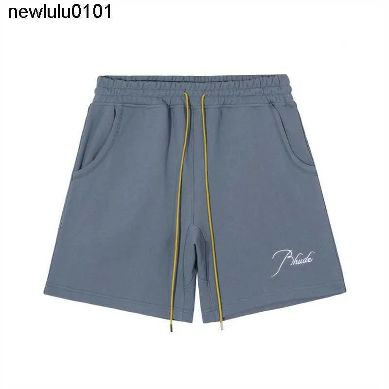 Hochwertige Designer-Shorts von Rhude mit gesticktem RH-Signaturschriftzug auf der Vorderseite, zwei Seitentaschen und individuellem Chevron-Rücken