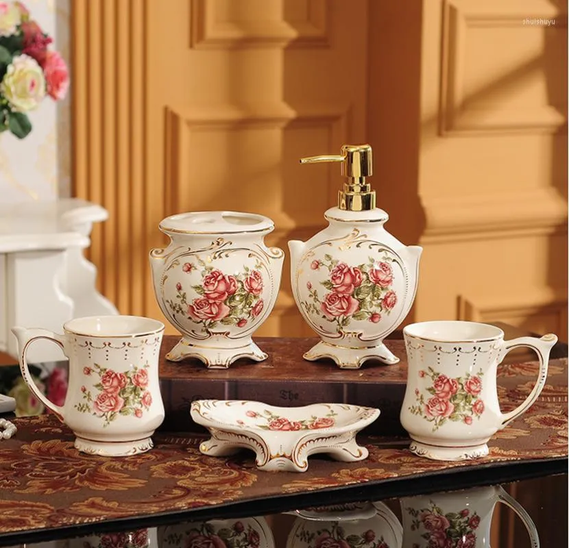 Set di accessori da bagno Bagno in ceramica europeo Romantico fiore di rosa Porta spazzolino Dispenser di sapone Decorazione scatola regalo di nozze