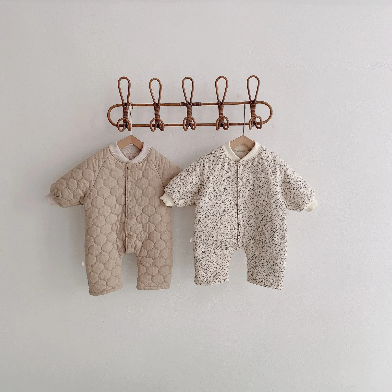 Rompers 3505d Ubrania Born Girl's Jesksuit Winter Korean Ins Cotton Baby Girl's Ubrania Płaszcz Boy's Skocsuit 230311