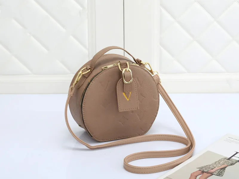 Women Beach Monograms Boite Chapeau Souple Bag Luxuries مصممين يتقدمون حقيبة يد فاخرة Crossbody Crosshes Lady Circular Pack Bags Sacoche Pochette tote